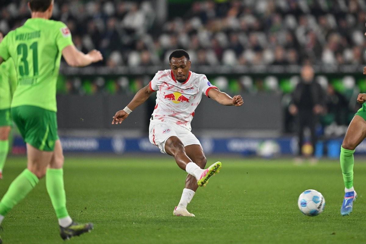 记者:因雅克松交易存疑,拜仁在考虑租借莱比锡前锋奥蓬达